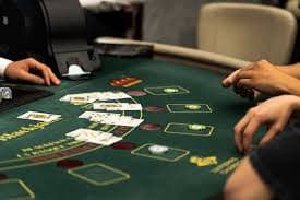 Antarmuka aplikasi mobile slotgg menampilkan kategori permainan slot, live-dealer, dan sportsbook